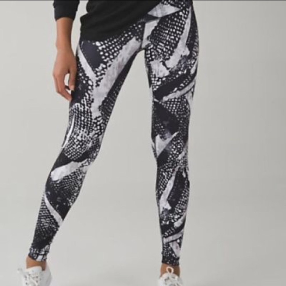 Lululemon black and white 7/8 Wunder Under tights!